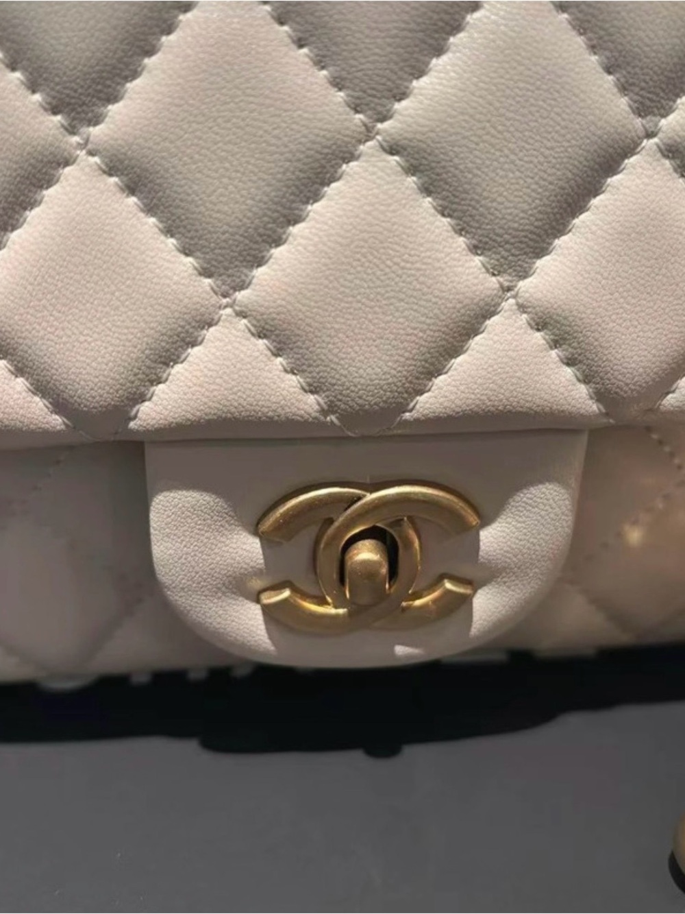 CHANEL Quilted Cream Lambskin Shoulder Bag with Gold Chain - Picture 3 of 7